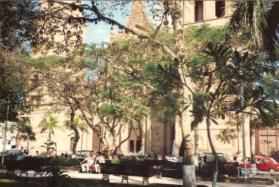 A praça central e a catedral de Santa Cruz de La Sierra, na Bolívia (viagem de Julho de 1990)